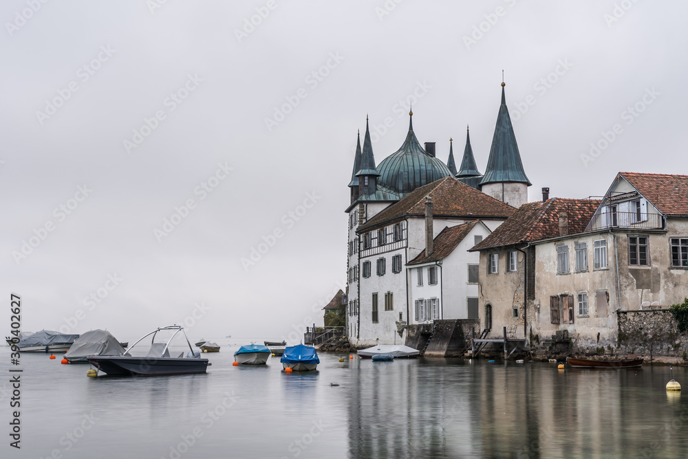 Turmhof und Hafen mit Booten in Steckborn am Bodensee, Kanton Thurgau, Schweiz. Nebelstimmung, Langzeitbelichtung