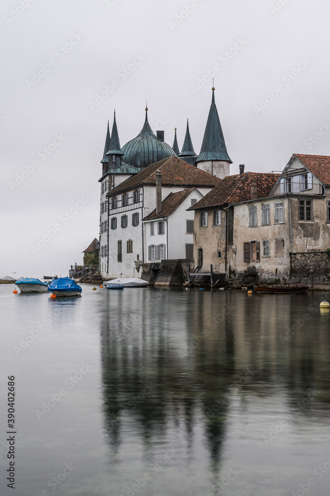 Turmhof und Hafen mit Booten in Steckborn am Bodensee, Kanton Thurgau, Schweiz. Nebelstimmung, Langzeitbelichtung