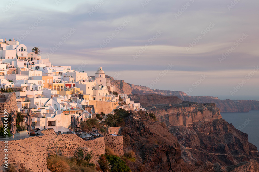 Obraz premium Vue de la ville de Fira sur l'ile de Santorini en Grèce