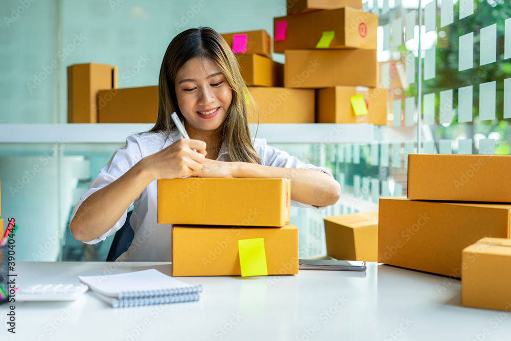 Starting small businesses SME owners female entrepreneurs Write the address on receipt box and check online orders to prepare to pack the boxes, sell to customers, sme business ideas online. Starting small businesses SME owners female entrepreneurs Write the address on receipt box and check online orders to prepare to pack the boxes, sell to customers, sme business ideas online.