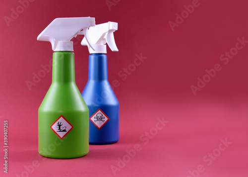 Canvastavla Plastic spray bottle with toxic liquid and hazard symbol stock images