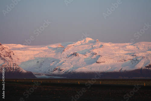 Schneegebirge in Island mit Sonnenröte, Sonnenuntergang.