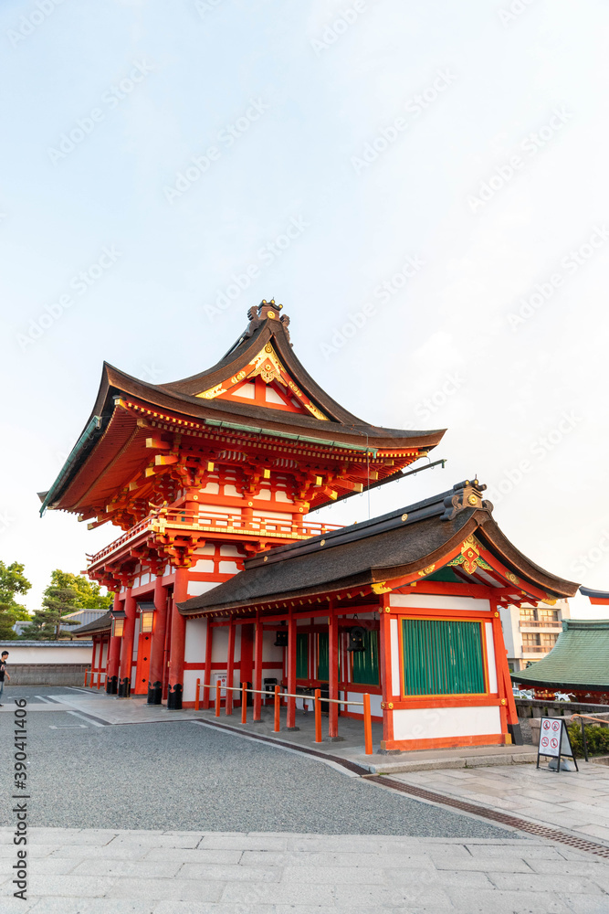 Temple au portique rouge à Kyoto