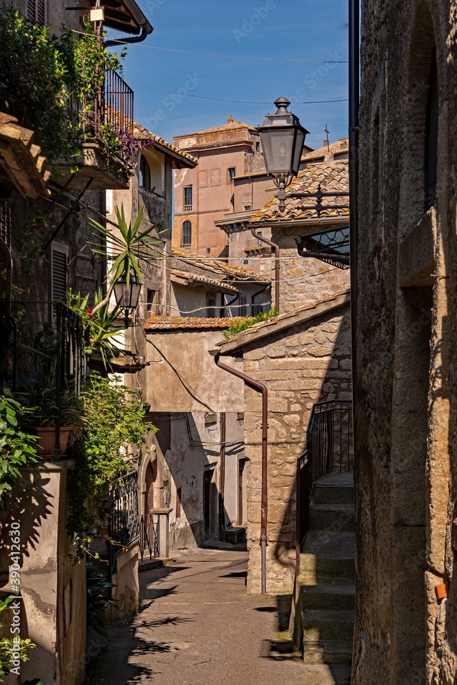 Straße in der Altstadt von Bomarzo in der Region Lazio in Italien 