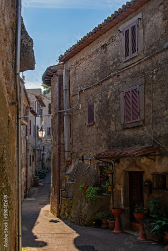 Stra  e in der Altstadt von Bomarzo in der Region Lazio in Italien 