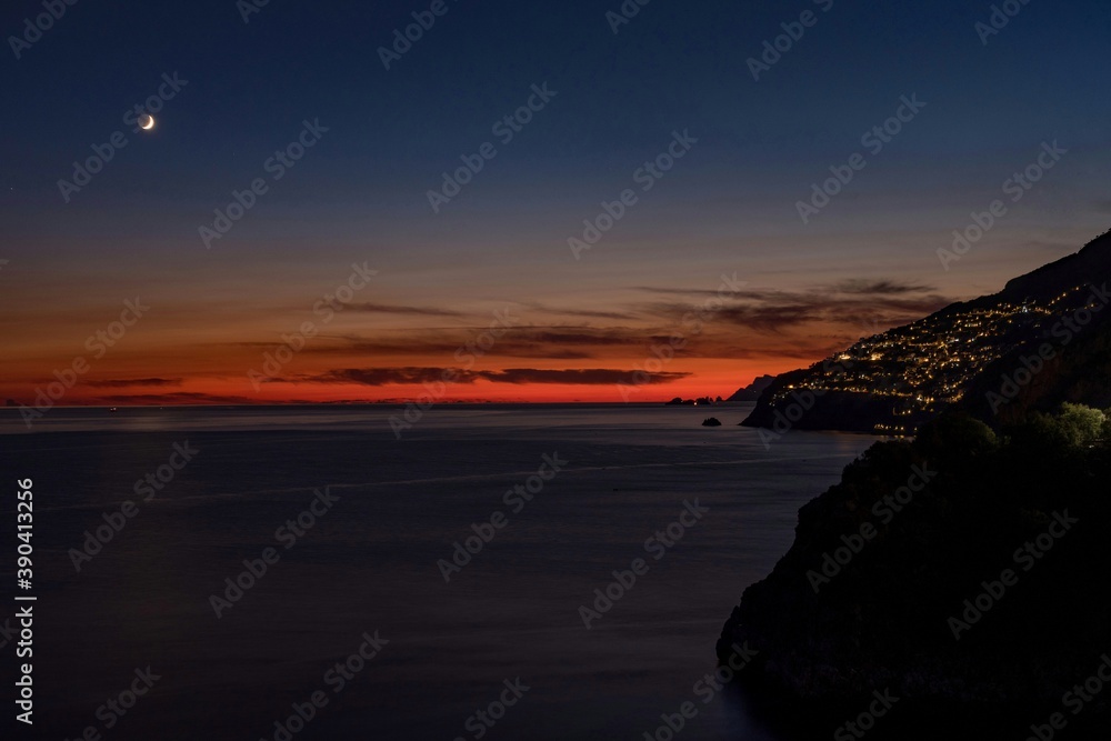 Sonnenuntergang über Conca Dei Marini an der Amalfiküste in Kampanien, Italien