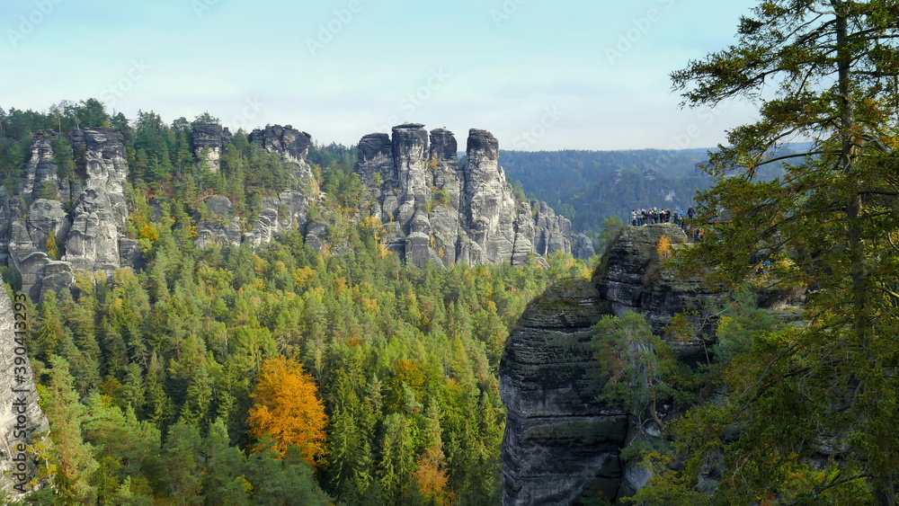 Bastei mit Felsenburg und Menschen in der Sächsischen Schweiz mit Felsen und Bäumen im Herbst Bastei mit Felsenburg und Menschen in der Sächsischen Schweiz mit Felsen und Bäumen im Herbst