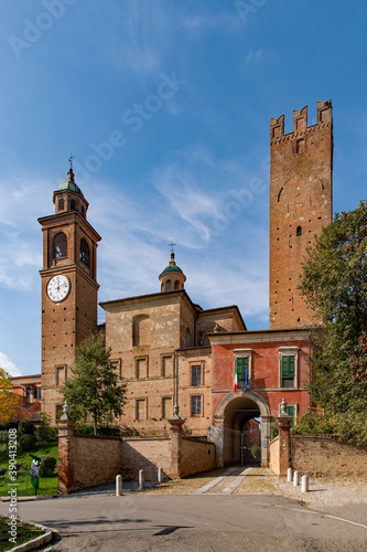 Bild auf Leinwand Die Burg Castelnuovo Fogliani in der Emilia-Romagna in Italien