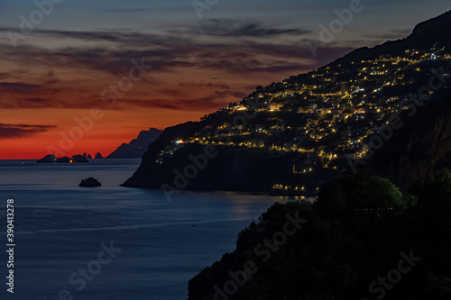 Sonnenuntergang über Conca Dei Marini an der Amalfiküste in Kampanien, Italien