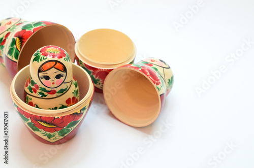 Photo Several disassembled nesting dolls from the set