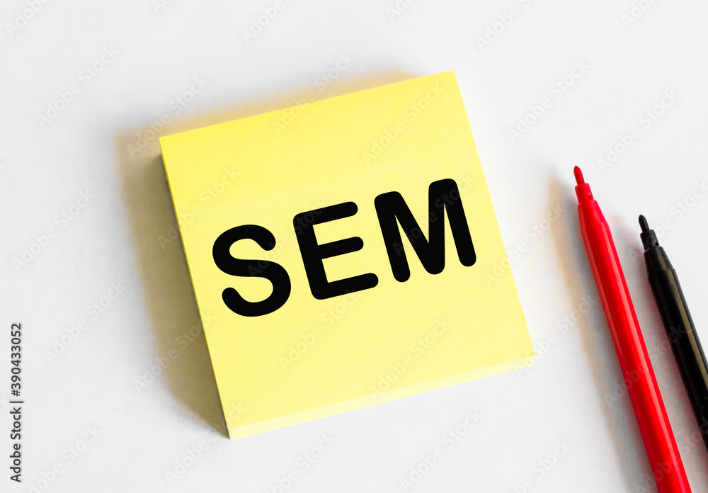 SEM. The text is written on a yellow sheet. The markers and sheets of paper are on the table. SEM. The text is written on a yellow sheet. The markers and sheets of paper are on the table.