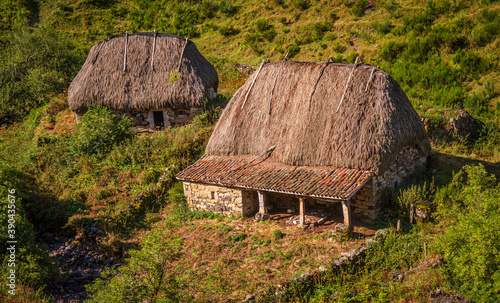 Cabañas típicas asturianas también conozidas por Brañas Asturianas