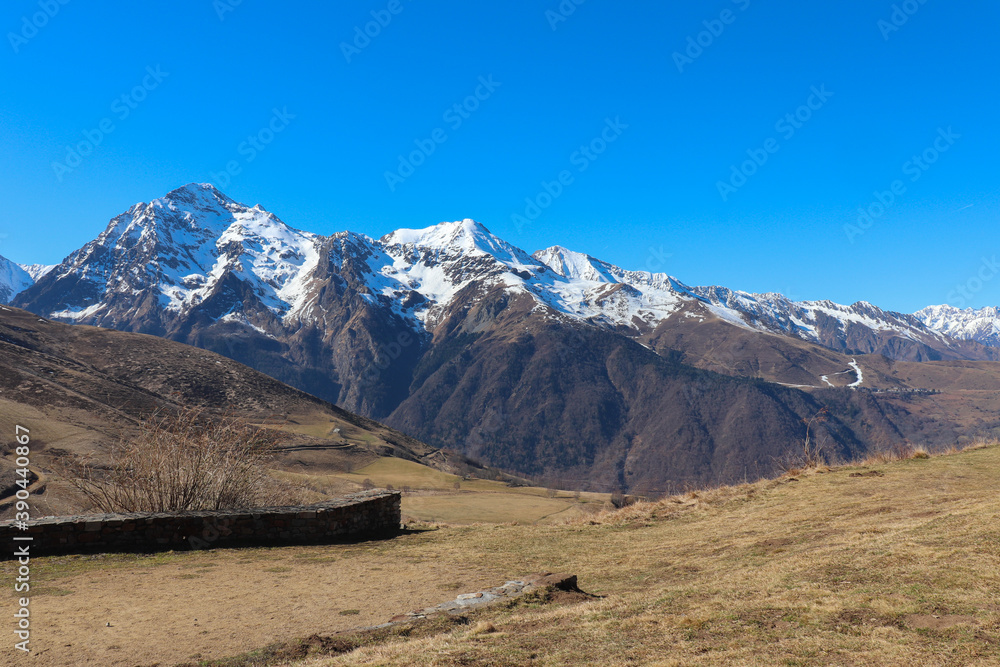 Fototapeta premium Occitanie - Hautes-Pyrénées - Peyragudes - Panorama sur la vallée du Louron