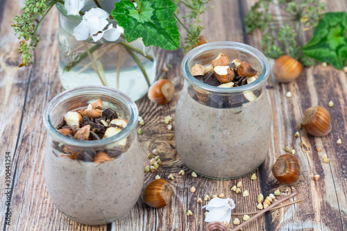 Crème de sarrasin dans des petits pots de verre et concassé de noisette et chocolat photo