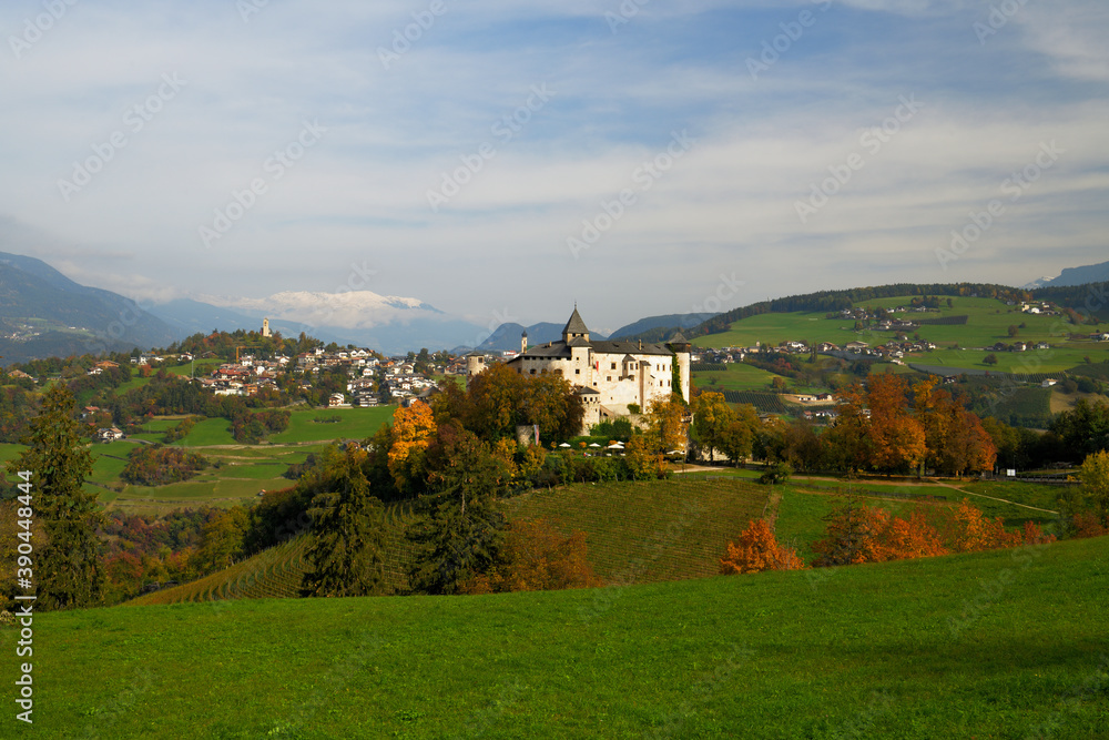 Eine Burg vor dem Südtiroler Dorf Völs am Schlern im Herbst