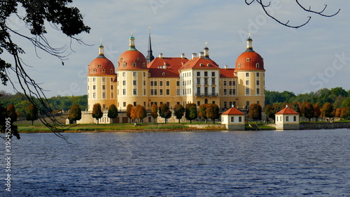 malerisches Schloss Moritzburg mit Rundtürmen und roten Kuppeln auf einer Insel im Schlossteich in Sachsen