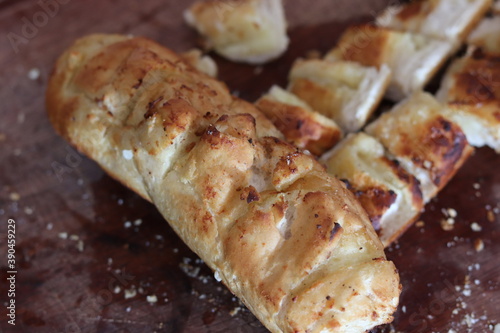 Garlic bread, the delicious accompaniment of barbecue gaucho.
