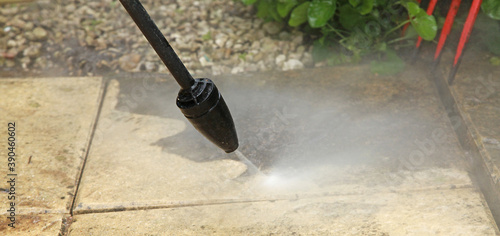 Nettoyage de dalles d'une terrasse au karcher	 photo