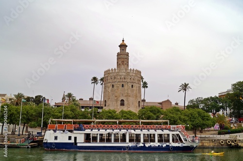 Vista da Torre del Oro desde o rio Guadalquivir em Sevilha / Espanha photo