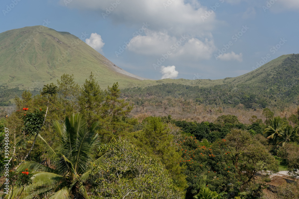 Fototapeta premium Lokon-Empung Volcano, Sulawesi, Indonesia