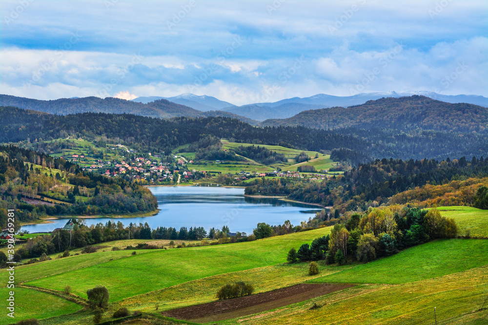 Naklejka premium Lake Solinskie in the Bieszczady Mountains. Beautiful autumn landscape. Poland 