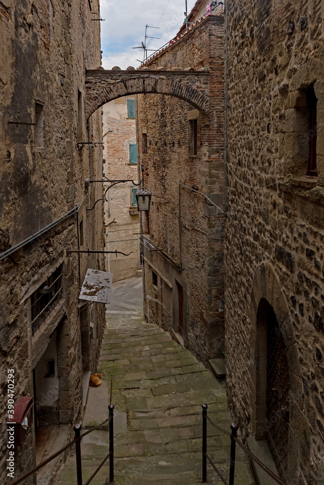 Enge Gasse in der Altstadt von Anghiari in der Toskana in Italien 