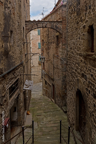 Enge Gasse in der Altstadt von Anghiari in der Toskana in Italien 