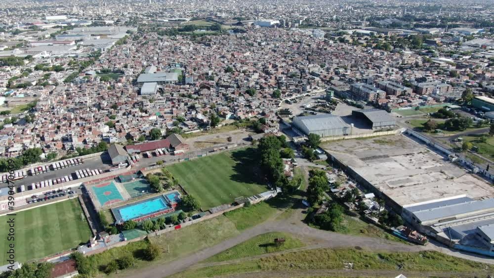 Vista aérea de una zona de casas precarias construidas por personas pobres. Vista aérea de una zona de casas precarias construidas por personas pobres.