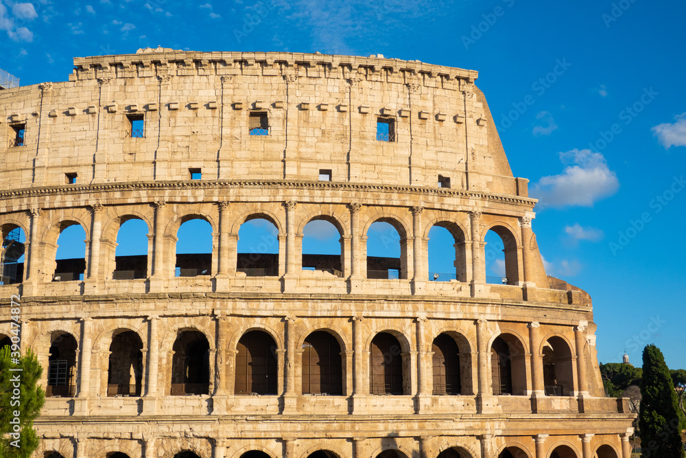 Obraz premium Close up of colloseum Rome, blue skies, golden yellow, history, momunemt, roman empire no people