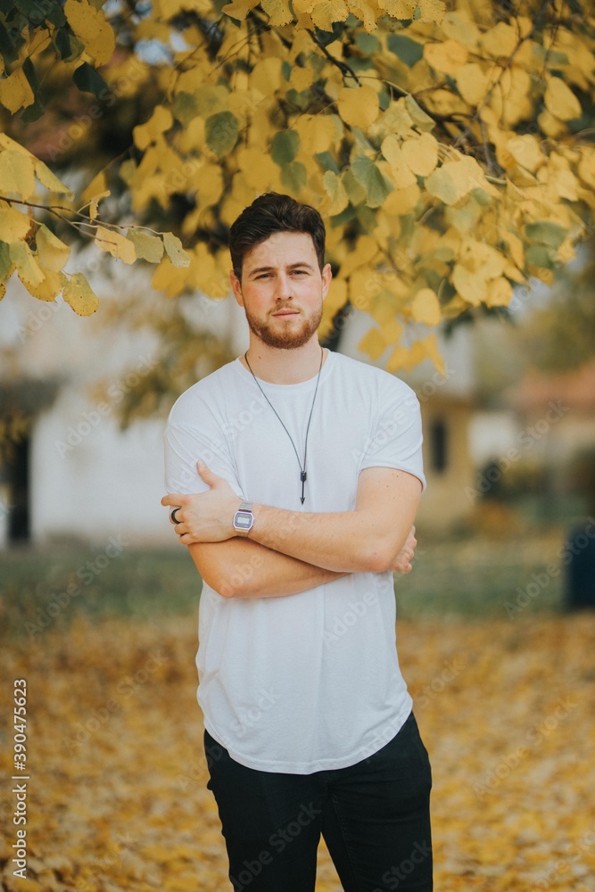 Obraz premium man posing in front of tree during autumn