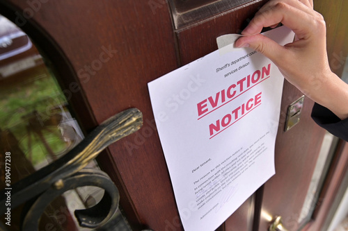 Civil servant sticks a notice of eviction of the tenant