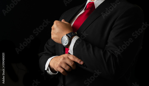 hombre de negocios exitoso en traje con fondo negro 