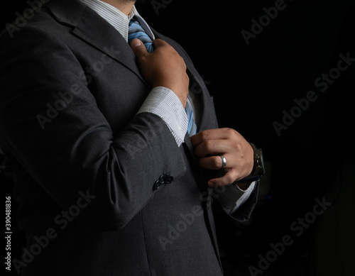 hombre de negocios exitoso en traje con fondo negro  © Jack Falkner