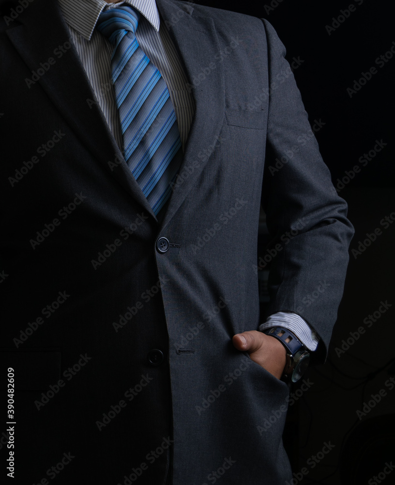 hombre de negocios exitoso en traje con fondo negro Stock Photo | Adobe ...