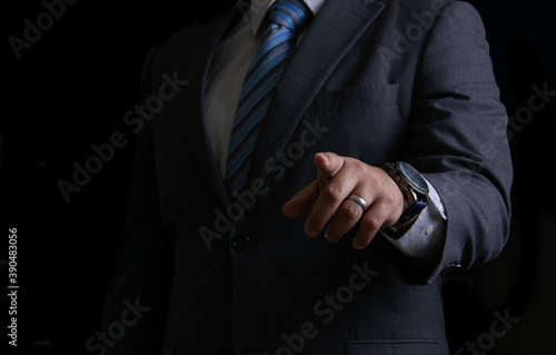 hombre de negocios exitoso en traje con fondo negro 