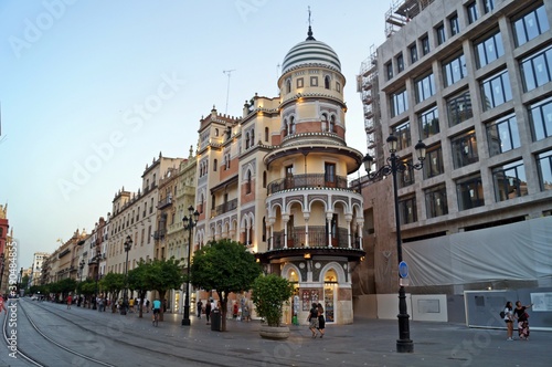 Rua perto da Catedral de Sevilha à tarde / Espanha © GracindoJr