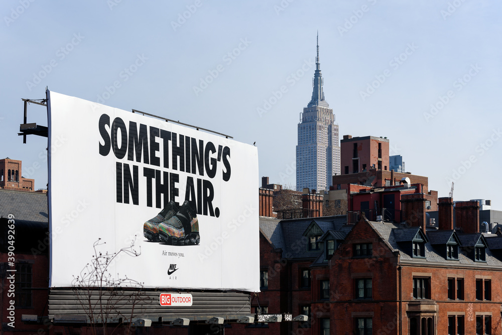 Fotka „NEW YORK (Manhattan), USA: January 21, 2018: NIKE Air sneakers  advertising billboard with the Empire State Building appearing in the  background (view from an aerial greenway called "High Line").“ ze služby