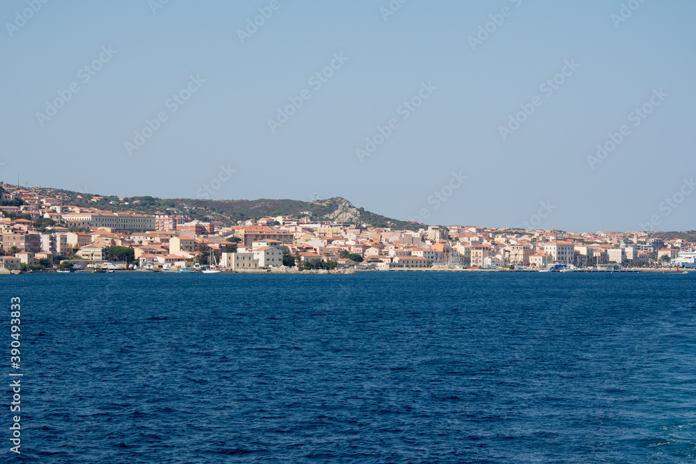 Blick vom Meer auf den Hafen von La Maddalena, Sardinien