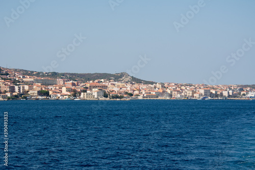 Blick vom Meer auf den Hafen von La Maddalena, Sardinien