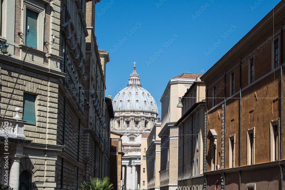Petersdom zwischen Häusergassen in Rom