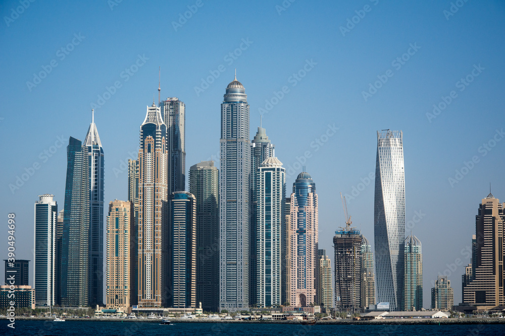 Skyline von Dubai mit Wolkenkratzer 
