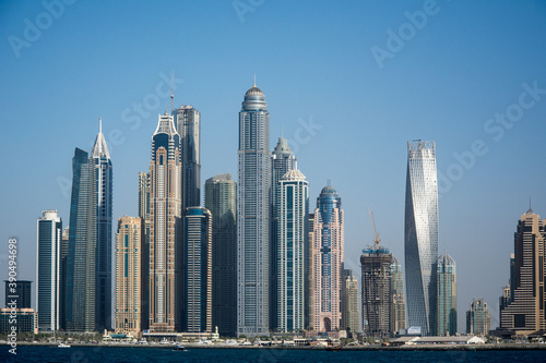 Skyline von Dubai mit Wolkenkratzer 