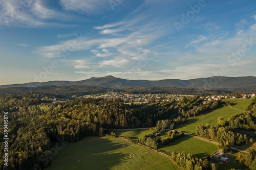 Bild einer Luftaufnahme mit einer Drohne der Landschaft im bayerischen Wald bei Grafenau mit den Berg kleiner und großer Rachel, Deutschland © stgrafix