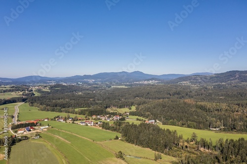 Bild einer Luftaufnahme mit einer Drohne der Landschaft im bayerischen Wald bei Grafenau mit den Berg kleiner und großer Rachel, Deutschland