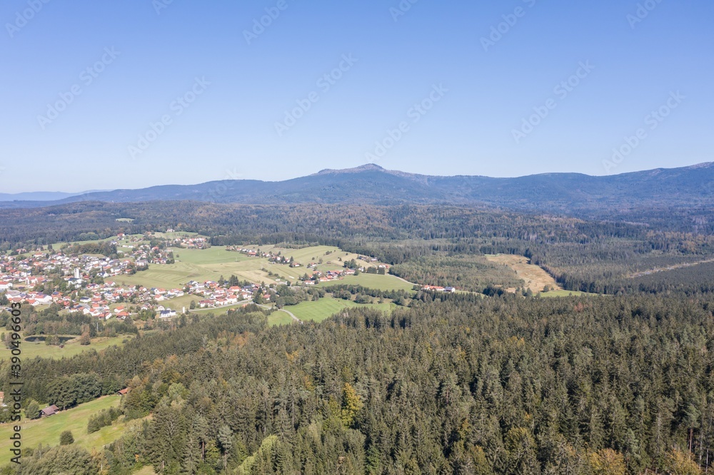 Bild einer Luftaufnahme mit einer Drohne der Landschaft im bayerischen Wald bei Grafenau mit den Berg kleiner und großer Rachel, Deutschland