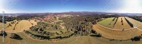 Bild einer Panorama Luftaufnahme der Landschaft im bayerischen Wald mit den Berg Lusen und Rachel und Arber, Deutschland