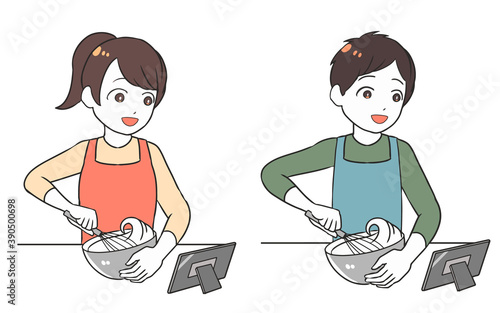 タブレットを見ながら笑顔でかき混ぜる　ホイップ