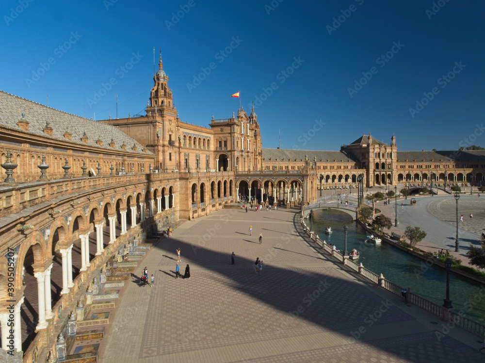 Historic building and canal in Plaza de España