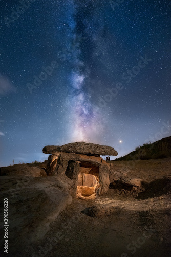 Fotografía Milky Way on the ancient dolmen