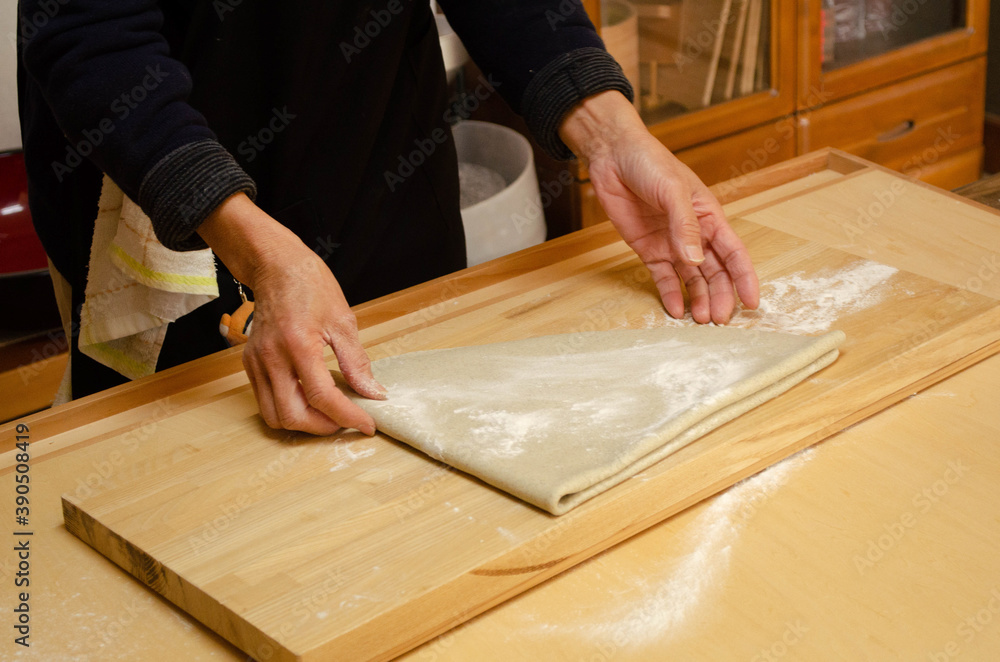 Folding soba dough Folding soba dough